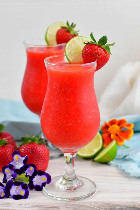 Strawberry Daiquiri Strawberry Daiquiri Recipe, Will Cook For Smiles, Rum Tasting, Daiquiri Recipe, Simple Cocktail, Drink Alcohol, Strawberry Daiquiri, Rum Drinks, Fall Cocktails