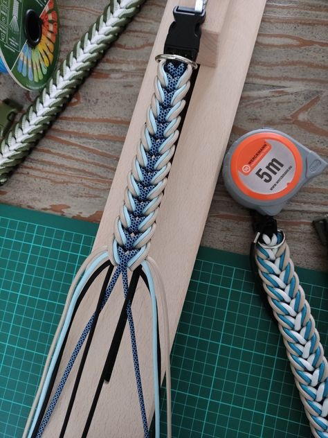 Paracord Dog Leash Diy, Paracord Dog Collar Tutorial, Paracord Dog Leash Tutorial, Dog Leash Diy, Paracord Weaves, Paracord Dog Collar, Paracord Bracelet Designs, Horse Braiding, Paracord Projects Diy