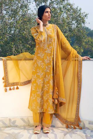 Mustard Suits Women, Pakistani Haldi Dresses, Haldi Dresses, Nikkah Outfit, Organza Kurta, Mustard Fabric, Desi Wedding Dresses, India Style, Pakistani Fashion Casual