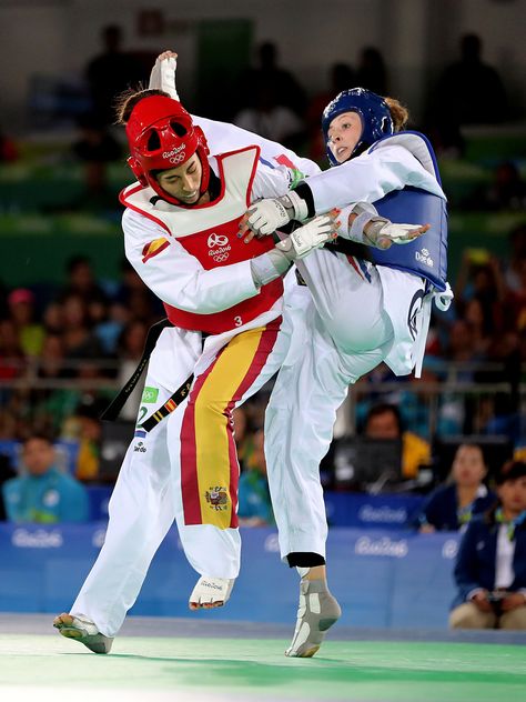 Eva Calvo (Spain, red) is kicked by Jade Jones (GBR, blue) during the women's 57kg gold medal match. Jade Jones won the gold medal. #taekwondo #olympics Medal Taekwondo, Taekwondo Olympics, Jade Jones Taekwondo, Jade Jones, Sport Climbing, Martial Arts Styles, Artistic Gymnastics, Rio 2016, Cross Country Skiing