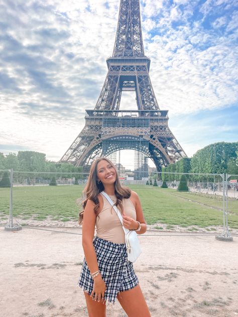 Paris Outfits Eiffel Towers, Outfits For Eiffel Tower, Paris Study Abroad Outfits, Skirt Bodysuit Outfit, Eiffel Tower Photoshoot Outfit, Eiffel Tower Fits, Paris Tourist Outfit, Summer Outfit Europe, Paris Summer Fashion