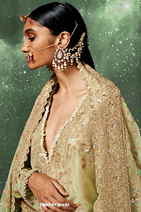 Anamika Khanna - India 🇮🇳 Anamika Khanna Embroidery, Anamika Khanna, Indian Couture, Indian Textiles, Fashionista Clothes, Couture Week, Indian Fashion Designers, Indian Designer Outfits, Indian Designer