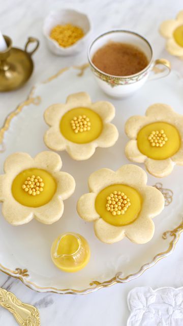 Joyce Mrad on Instagram: "Easter Petal Party Ft. Mango Blossom Tart Spring has sprung💛, and I think you know what that means—it’s time for the Easter dessert recipe series by yours truly! Easter celebrates spring in all its glory, so I thought Mango 🥭 Blossom Tart would be the perfect choice to kick off this series. It’s the perfect way to add tropical 🌴 vibes to your Easter dinner table. Ingredients • 1 ¼ cups plain white flour • ½ tbsp. superfine sugar • ¼ tsp. fine sea salt • 8 ½ tbsp. veg Mango Blossom, Patisserie Fine, Easter Desserts Recipes, Special Desserts, Easy Food Art, Easy Baking Recipes Desserts, Cling Film, Easter Dinner, Easter Dessert