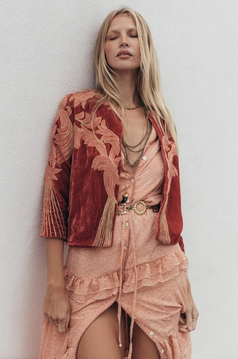 Boho Chic Outfits For Women Over 40, Hippie Inspired Outfits, Look Boho Chic, Mode Hippie, Boho Outfit, Mode Boho, Velvet Jacket, Bohemian Fashion, Estilo Boho