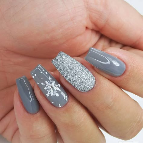 Sweater Winter Nails, Grey Sweater Nails, Gray Christmas Nails, Winter Sweater Nails, Grey Christmas Nails, Sweater Nail Art, Elegant Christmas Nail Designs, Best Christmas Nails, Christmas Sweater Nails