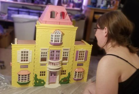 Let’s Paint a Plastic Dollhouse Fisher Price Dollhouse Makeover, Christmas Dollhouse Diy, Dollar Tree Dollhouse Makeover, Dollhouse Makeover Diy, Paint Dollhouse, Dollhouse Painting, Painted Dollhouse, Regular House, Dollhouse Windows