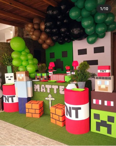 Mindcraft Party Centerpieces, Minecraft Party Diy, Minecraft Decorations Party, Minecraft Party Backdrop, Minecraft Diy Party Decorations, Minecraft Centerpiece Ideas, Minecraft Birthday Ideas, Minecraft Birthday Party Decorations, Minecraft Balloons