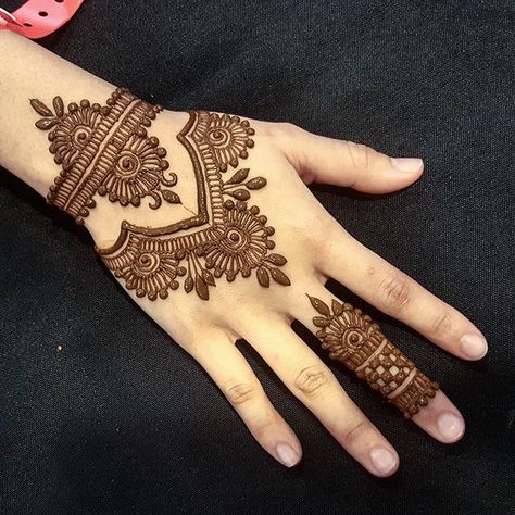 New Simple Mehndi Designs, Mehndi New, Henne Tattoo, Simple Arabic Mehndi Designs, Designs Mehndi, Tato Henna, Bridal Mehendi Designs Hands, Henna Art Designs, Mehndi Design Pictures