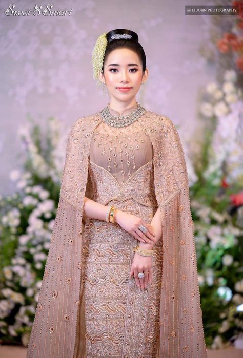 Myanmar Wedding Dress Design, Myanmar Wedding Dress, Myanmar Wedding, Burma Dress, Wedding Dress Design, Hijab Dress Party, Wedding Photo Studio, Burmese Clothing, Off Shoulder Evening Dress