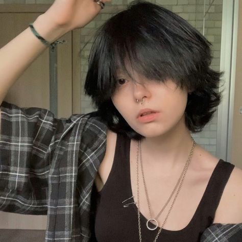 Short Woftcut For Girl, Shirt Jellyfish Haircut, Tomboy Haircut For Round Faces, Tomboy Ondulado, Medium Hair Undercut, Short Hush Cut With Bangs, Tomboyish Haircut, Grunge Haircuts Short, Short Hair Cuts With Layers