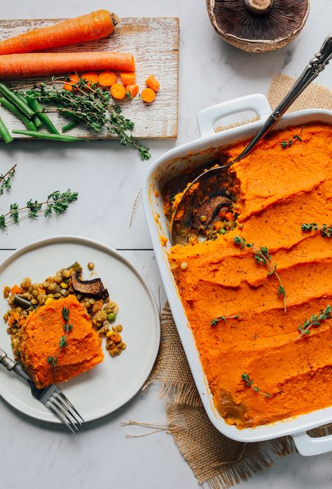 AMAZING Sweet Potato Lentil Shepherd's Pie! 10 ingredients, quick + easy methods, SO satisfying! #vegan #sweetpotato #lentil #plantbased #shepherdspie #thanksgiving #recipe #glutenfree #minimalistbaker Potato Shepherd's Pie, Lentil Sweet Potato, Sweet Potato Toppings, Pastas Recipes, Cozy Weekend, Potato Toppings, Vegan Thanksgiving Recipes, Minimalist Baker, Shepherd's Pie