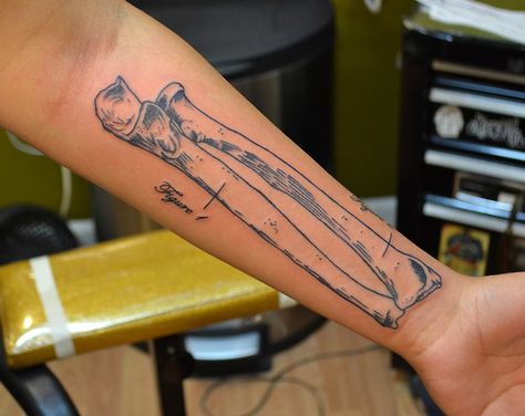 oh my lawd...this the raddest anatomy tattoo ever! Bone Tattoos Anatomical, Skeleton Anatomy Tattoo, Forearm Bone Tattoo, Anatomy Tattoo Sleeve, Forearm Bones, Anatomy Pictures, Bones Tattoo, Anatomical Tattoos, Skeletal Structure