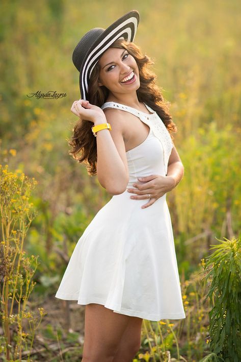 Poses With Hats Picture Ideas, Frocks Poses, Hat Poses, Girls Wearing Hats, Senior 2023, Sister Pictures, Wearing A Hat, Duchess Catherine, Beach Poses