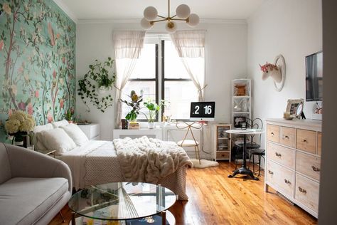 A 315-Square-Foot NYC Studio Shows How to Use Art and Wallpaper to Create Distinct Zones Studio Apt Decor, Imanicore Aesthetic, Marble Bistro Table, Tiny Studio Apartments, Studio Apartment Living, Studio Apt, Small Studio Apartment, Studio Photos, Studio Apartment Layout