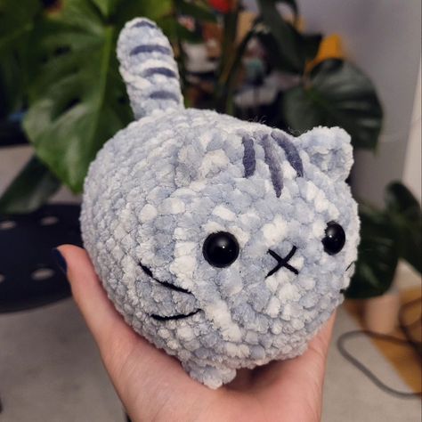 🩶 Scroll for the muse 🐱🩶 I recently crocheted this grey tabby cat, it turned out a bit smaller than usual, because I used Himalaya yarn instead of Honey Bunny, but I think it made him even cuter 🥹 pattern is by @anniecarrawayart , the pattern is so simple, the cats work up fast and the result is super cute 🩷 I feel like the hype is going down now, but feel like I've seen loaf cats ✨ everywhere ✨ a couple of months ago 😄 which I didn't mind of course, I love them! 💜 How about you? 👇🏻 #croc... Grey Tabby Cat, Grey Tabby, Cat Work, Honey Bunny, Tabby Cat, Cute Pattern, Muse, Things To Think About, Of Course