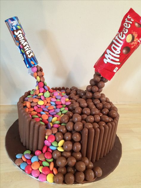 Smarties and Malteaser pouring anti gravity birthday cake Smartie Cake Decoration, Rainbow Cake Smarties, How To Make Gravity Defying Cake, Cake With Smarties Inside, Smarties Cake, Anti Gravity Cake, Thomas Cakes, Gravity Cake, Biscuit Cake