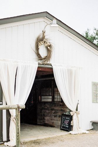 Shed Wedding, Wedding Reception Entrance, Country Wedding Reception, Barn Party, Reception Entrance, Barn Wedding Reception, Barn Wedding Decorations, Barn Reception, Wedding Entrance