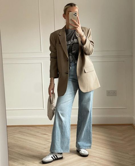 Adidas Samba Blazer Outfit, Jeans And Beige Blazer Outfit, Boxy Blazer Outfit, Blazer Beige Outfit Mujer, Neutral Blazer Outfit, Neutral Outfits Women, Beige Blazer Outfit, Looks Adidas, Adidas Samba Outfit