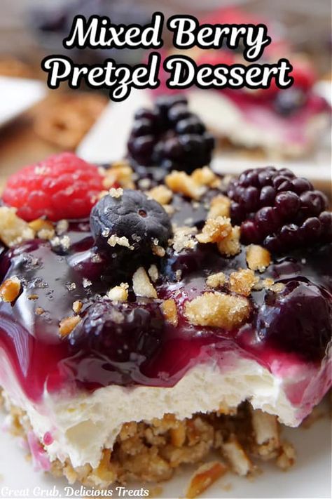 Mixed Berry Pretzel Dessert Lemon Berry Cobbler Cookie, Conecha Sausage, Plain Desserts, Pretzel Dessert Recipes, Raspberry Pretzel Dessert, Blueberry Pretzel Salad, Frozen Fruit Dessert, Mixed Berry Dessert, Easy Cherry Cobbler