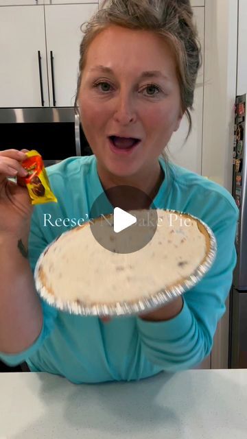 Reeses Dessert, Candy Bar Pie, Reeses Desserts, Reese Peanut Butter Pie, Easter Pies, Lite Snacks, Easy Peanut Butter Pie, Easy Pies, Apple Slab Pie