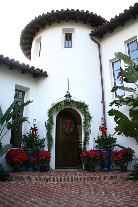 Spanish entry decorated for Christmas Christmas Decor Ideas For Work, Colonial Christmas Decor, Colonial Renovation, Country House Exterior, Spanish Home Decor, Mexican Hacienda, Spanish Christmas, Spanish Mediterranean, Florida Christmas