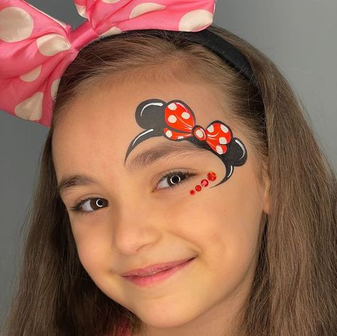 Face Painting Mini Mouse, Mini Mouse Face Painting, Cartoon Face Painting, Face Painting Disney, Mickey Mouse Face Paint, Facepainting Ideas Easy For Kids, Disney Face Paint, Minnie Mouse Face Paint, Minnie Mouse Face Painting