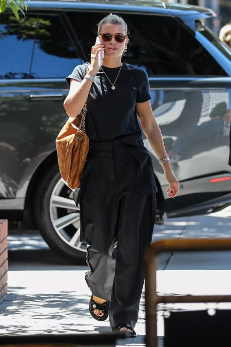 Sofia Richie Jeans Outfit, Sofia Richie Grainge Style, Sofia Richie 2024, Sofia Richie Street Style 2023, Quiet Luxury Fashion Aesthetic, Sofia Richie Casual Style, Sofia Richie Street Style, Black Outfits Casual, Sophia Richie Outfits