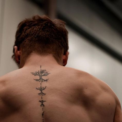 Victor Martinez Maréchal on Instagram: "—•🌱•🌿•🌳•— • • • 🖋️: @caracal_noir 📷: @lata_vision #back #photography #backtattoo #tattoos #backpiecetattoo #fit #muscles #shadowwork #artist #art #growth" Through It All Tattoo, Traps Tattoo Men, Hip Tattoos Men, Men’s Back Tattoo, Man Back Tattoo, Upper Back Tattoo Men, Back Tattoos Men, Speed Tattoo, Back Tattoo Men