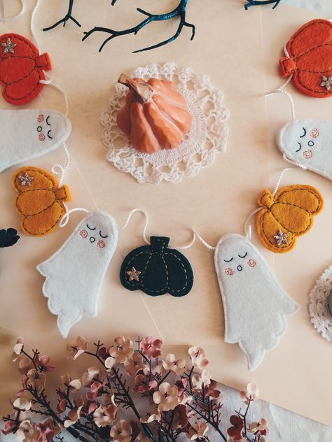 Diy Halloween Village, Fall Felt Crafts, Easy Diy Fall Crafts, Halloween Felt Crafts, Halloween Tea Party, Ghosts And Pumpkins, Colorful Garland, Halloween Bunting, Homemade Halloween Decorations