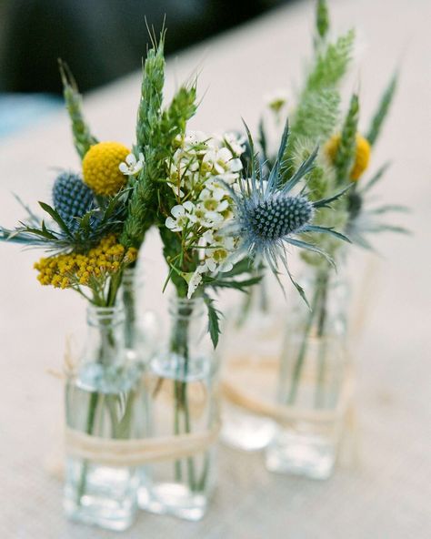 Minimal Flower Decoration Wedding, Small Table Flower Arrangements Simple, Wild Flower Rustic Wedding, Wedding Table Small Vases, Simple Party Centerpieces, Dried Flower Wedding Centerpieces, Country Thanksgiving Decorations, Simple Flower Arrangements, Small Vases With Flowers