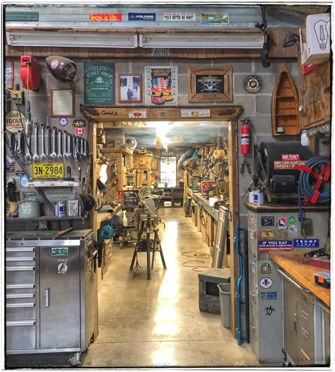 Small Mechanic Shop Ideas, Retro Garage Ideas, Car Collection Garage, Garage Car Workshop, Vintage Garage Ideas, Tiny Home Shed, Old Workshop, Garage Workshop Plans, Work Shops