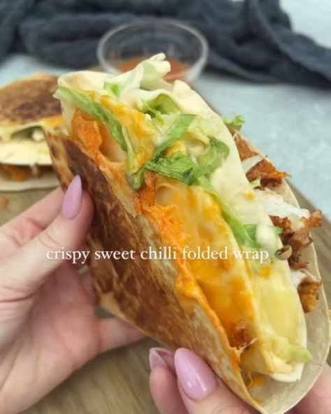 Daily Recipes on Instagram: "Crispy sweet chilli chicken folded wrap 😮‍💨  by @alexskitchenbangers  498 calories and 41g protein per wrap! ✅   For more quick & easy lower calorie high protein recipes shop my ebook through the link in my bio 💗  Ingredients (serves 2):  200g chicken breast Tsp smoked paprika Tsp garlic granules  Whisked egg 30g crushed cornflakes  15g lighter sweet chilli sauce 2 tortilla wraps 2 handfuls of shredded lettuce 20g reduced fat cheddar grated  20g Red Leicester Cheese grated  Sweet chilli mayo: 30g lighter than light mayo 25g lighter sweet chilli sauce   💗Season the chicken breast with the smoked paprika and garlic granules.   💗Dip the breast into the egg shaking off any excess before dipping into the crushed cornflakes. Press in throughly to adhere.   💗Air Dinner Recipes For Christmas, Chilli Mayo, Red Leicester Cheese, Sweet Chilli Chicken, Sweet Chili Chicken, High Protein Low Calorie, Chilli Chicken, Sweet Chilli Sauce, Daily Recipes