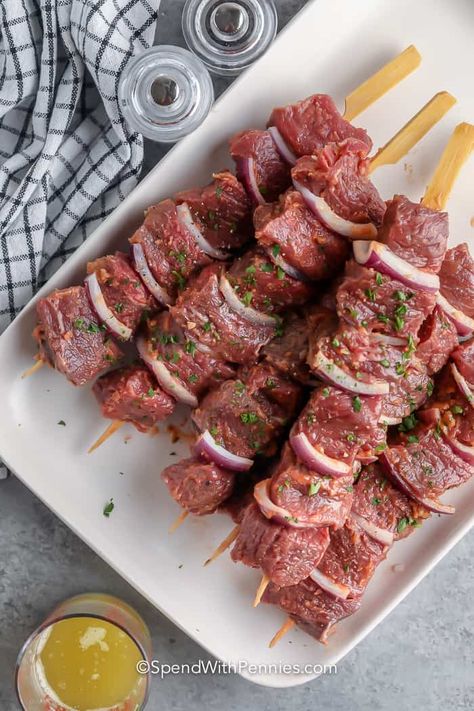 Garlic Butter Steak Kabobs - Spend With Pennies Sirloin Marinade, Skewers In The Oven, Grilled Steak Kabobs, Easy Grill, Beef Kabob Recipes, Grilled Kabob Recipes, Beef Kebabs, Vegetable Kabobs, Garlic Steak