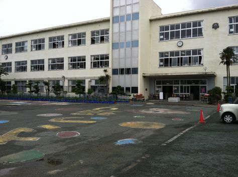 Japanese A typical Japanese school ... Not pretty on outside, but offers an incredible educational experience inside! Just opposite in the US ... Beautiful landscaped state of the art schools filled with near-illiterate youth! Where did we go wrong? Previous pinner wrote info. above and I agree. They are more advanced when the graduate and most go on to college. Japanese Middle School, Japanese Elementary School, School Greenhouse, School Exterior, School Japanese, Modern Japanese Architecture, Art Schools, College Architecture, Slice Of Life Anime