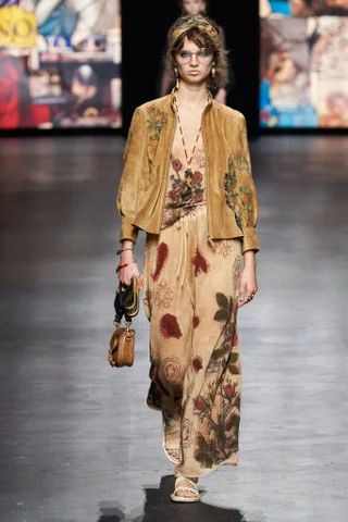 Christian Dior Primavera Verano 2021 Pret-A-Porter - Pasarelas | Vogue España Ecoprint Fashion, Dior 2021, Boho Chique, Maria Grazia Chiuri, Maria Grazia, Vogue Russia, Fashion Victim, 2021 Fashion, Looks Chic