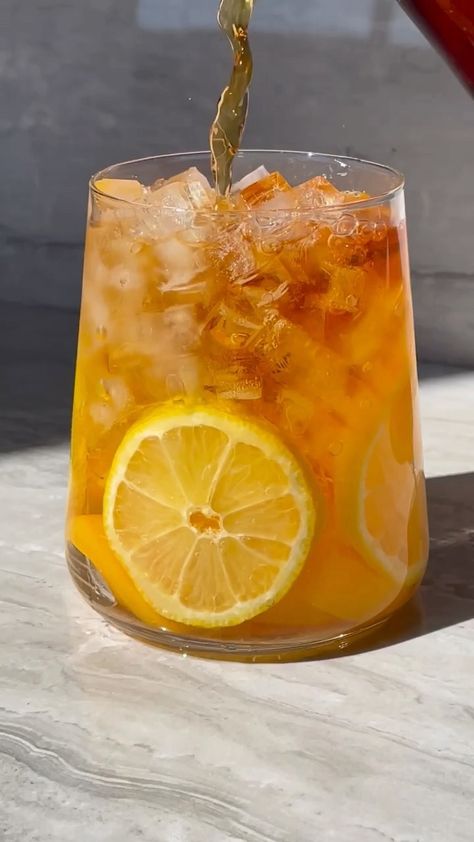 ohhtea_ on Instagram: Peach Tea Lemonade 🍑🍋✨ Scroll down to see the full recipe 👇🏼👇🏼 Ingredients: 🍑 1/3 cup canned peaches 🍑 1/2 a lemon (sliced) 🍑 1/2 tbs… Ice Tea Aesthetic, Peach Tea Lemonade, Aesthetic Lemon, Lipton Ice Tea, Tea Aesthetic, Tea Lemonade, Peach Tea, Canned Peaches, Ice Tea