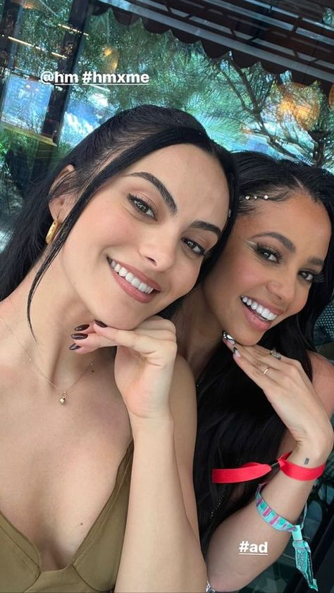 Riverdale Betty And Veronica, Camila Mendes Veronica Lodge, Instagram Cafe, Riverdale Betty, Camilla Mendes, Cami Mendes, Vanessa Morgan, Camila Mendes, Betty And Veronica