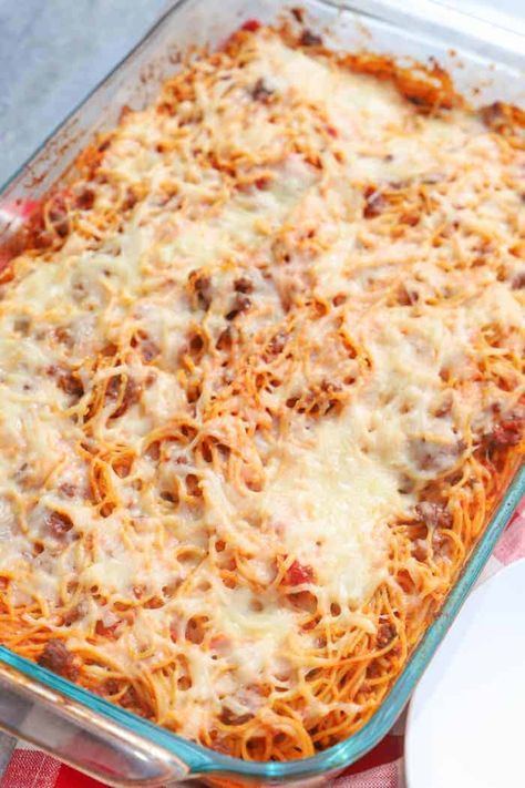 Baked Speggetti Recipes Easy, Baked Spaghetti Easy, Best Baked Spaghetti Recipe, Creamy Baked Spaghetti, Spaghetti Bake Recipe, Baked Spagetti, Speggetti Recipes, Pizza Spaghetti Casserole, Easy Baked Spaghetti Recipe