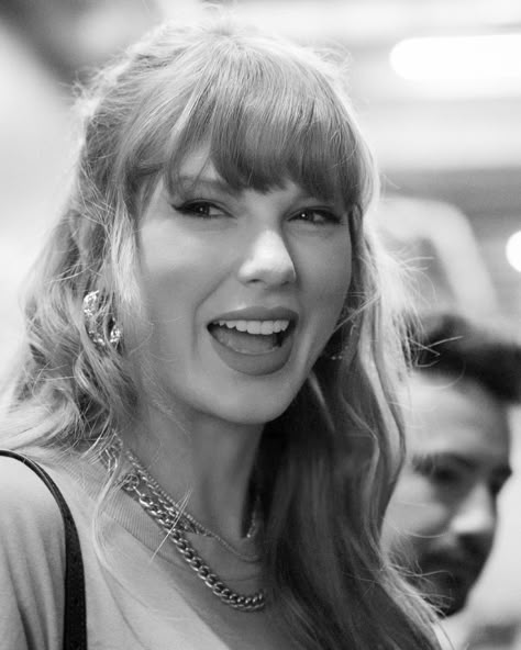 Taylor Swift In Black And White, Taylor Swift Black And White, Heart Taylor Swift, Filters Aesthetic, Taylor Swift Black, Dr Taylor Swift, Taylor Swift Street Style, Photos Of Taylor Swift, Taylor Swift Pics