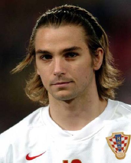 Soccer players and headbands (click thru for more) Men With Headbands, Mens Headband Hairstyles, Ronaldo Headband, Headband Men Style, Headband Hairstyles Men, Guys Headbands, Men Headband Long Hair, Male Headband, Niko Kranjcar