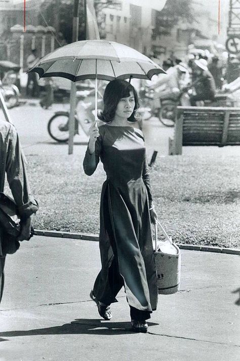 45 Cool Snaps Show What Street Fashion of Vietnamese Girls Was Like in the Early 1970s ~ vintage everyday Fall Of Saigon, Cool Snaps, Vietnam Costume, Vietnam Clothes, Decades Fashion, Vietnam Fashion, Artificial Snow, 70s Inspired Fashion, Sun Photo