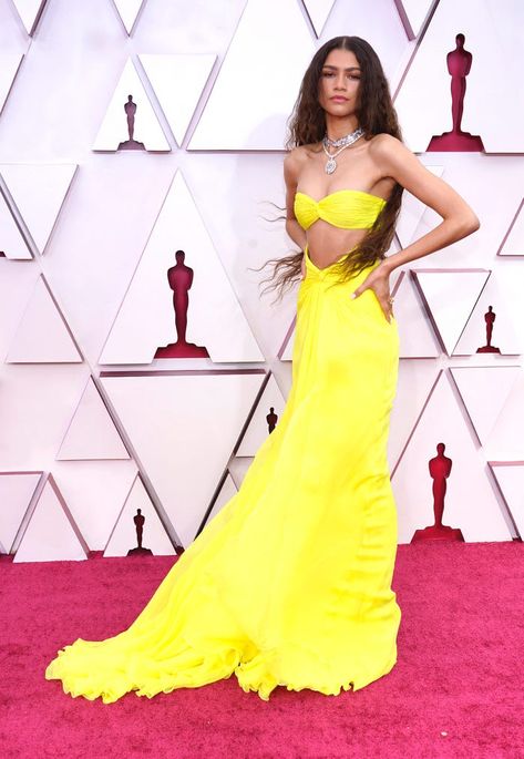 Oscars 2021: Zendaya Wore Neon-Yellow Gown With Waist Cutout Zendaya Red Carpet, Vestidos Oscar, Best Oscar Dresses, Oscar Gowns, Valentino Gowns, Yellow Gown, Valentino Haute Couture, Valentino Dress, Oscar Dresses