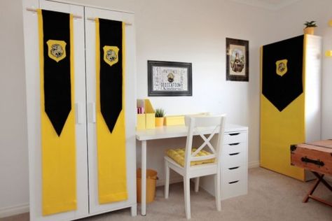 Potter DIY: The Ultimate Hufflepuff Bedroom | MuggleNet Hufflepuff Bedroom Ideas, Hufflepuff Room Decor, Harry Potter Bedroom Ideas For Girls, Hufflepuff Bedroom, Hufflepuff Room, Hogwarts Bedroom, Hogwarts Decor, Hogwarts Room, Hogwarts Hufflepuff