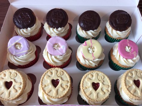 Cupcakes with biscuit toppers. Jaffa cakes, party rings and Jammie dodgers Cracker Jack Cupcakes, Party Ring Cupcakes, Pizza Cupcakes With Biscuits, Janes Patisserie Muffins, Jammie Dodger Cupcakes, Biscuit Cupcakes, Jane’s Patisserie Cupcakes, Cupcake Toppings, Cupcake Day