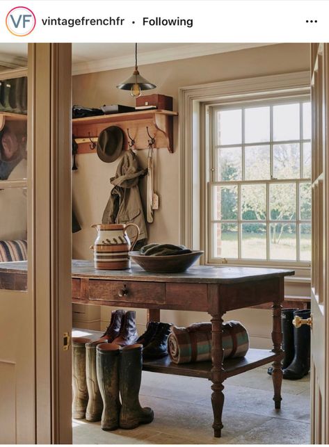 French Farmhouse Table, Bespoke Kitchen Design, Casa Country, English Country Style, Boot Room, Tack Room, Open Concept Kitchen, Design Living Room, European Designs