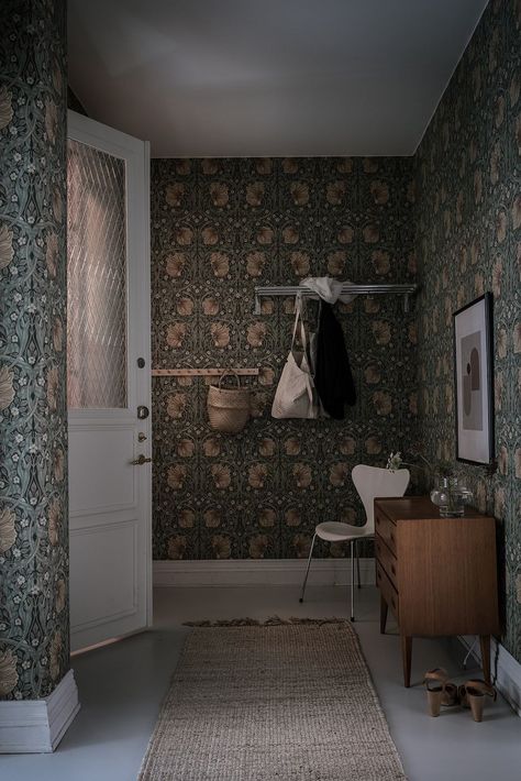 Vi kan inte få nog av mönstrade tapeter och den här ljuvligt inredda sekelskiftestrean är ett strålande bevis på att det är detaljerna som gör helheten. Morris Tapet, William Morris Tapet, William Morris Wallpaper, Gravity Home, Scandinavian Apartment, Morris Wallpapers, Interior Wallpaper, Entry Hallway, Home Wallpaper