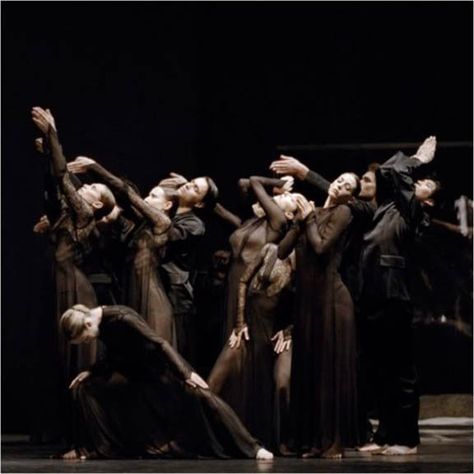 Pina Bausch/ choreographer People Carrying Heavy Things, Carrying Heavy Things, Greek Chorus, Pina Bausch, Physical Theatre, Theatre Inspiration, Dance Images, Dance Movement, Dance Theater