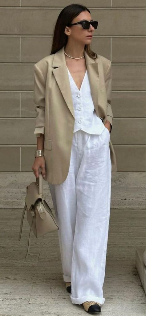 Look Working Girl, Street Style 2023, How To Have Style, Smart Casual Women, Style 2023, Elegante Casual, Looks Street Style, Street Style Summer, Casual Chic Outfit