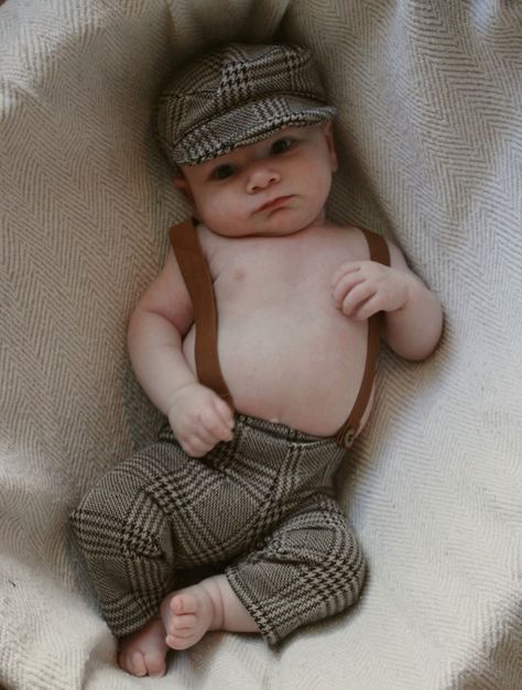 Peaky blinders baby photoshoot Lucas Bebe, Infant Photoshoot, Peaky Blinders Costume, Baby Tattoos, Halloween 2023, Baby Costumes, Peaky Blinders, Baby Photoshoot, Baby Pictures