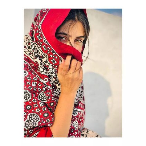 Sindhi Culture, Beautiful Dpz, Camping Wallpaper, Cute Photo Poses, Maya Ali, Dark Wallpapers, Baby Funny, Stylish Dp, Editing Tricks